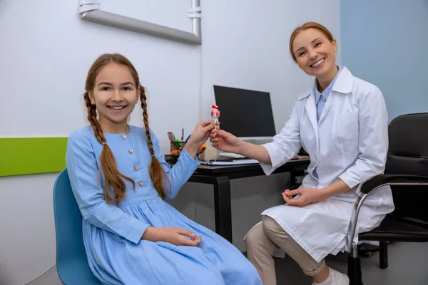 Uśmiechnięty Lekarz Mały Pacjent Podczas Badań Lekarskich Nowoczesnej Klinice Przyjazna — Zdjęcie stockowe