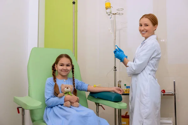 Mała Dziewczynka Pokoju Kliniki Mając Kroplomierz Lekami Lekarz Licznikiem Kropli — Zdjęcie stockowe