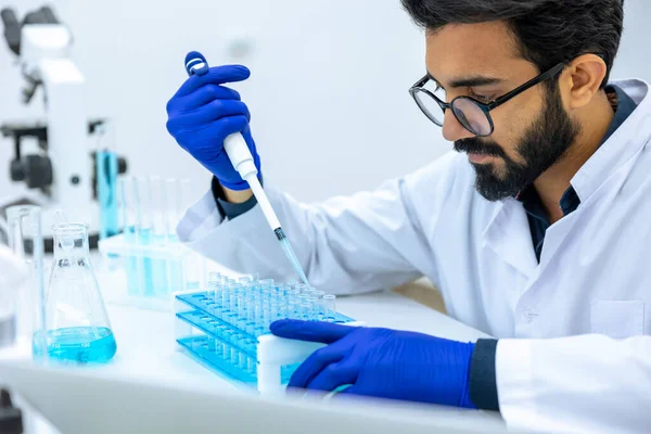 男科学家戴着防护手套 把化学品滴在试管上 生物化学家进行实验 发现新药 在科学实验室工作 — 图库照片