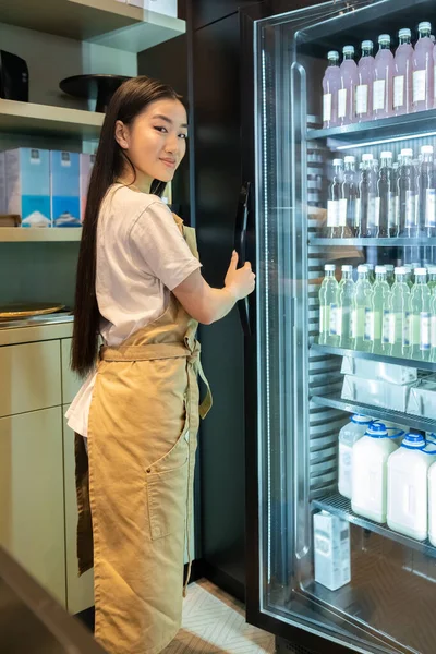 Lächelnder Junger Barkeeper Zieht Der Glastür Der Kühlvitrine Mit Getränken — Stockfoto