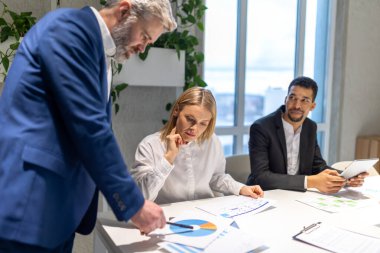 İş meseleleri. İş ortaklarının ofiste görüşmeleri var.