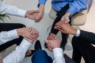 Psikolojik destek. Terapi seansında el ele tutuşan insanlara yakın durun.