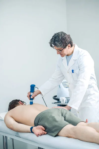 Terapia Magnetica Uomo Sdraiato Divano Durante Una Sessione Terapia Magnetica — Foto Stock