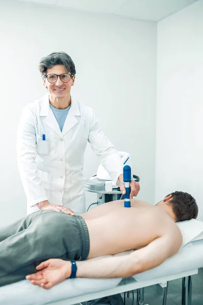 Magnettherapie Arzt Macht Magnettherapie Bei Einem Mann Reha Zentrum — Stockfoto