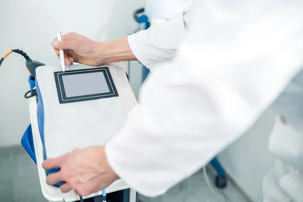 Medizinische Geräte Nahaufnahme Eines Arztes Mit Medizinischem Gerät — Stockfoto