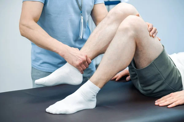 Αποκατάσταση Ποδιών Αρσενικός Φυσιοθεραπευτής Που Εργάζεται Πόδια Ασθενών — Φωτογραφία Αρχείου