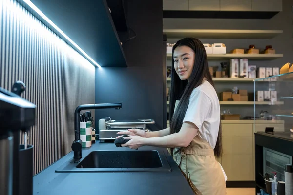 Side View Smiling Pleased Cute Young Coffeehouse Employee Drying Her — Stock Photo, Image