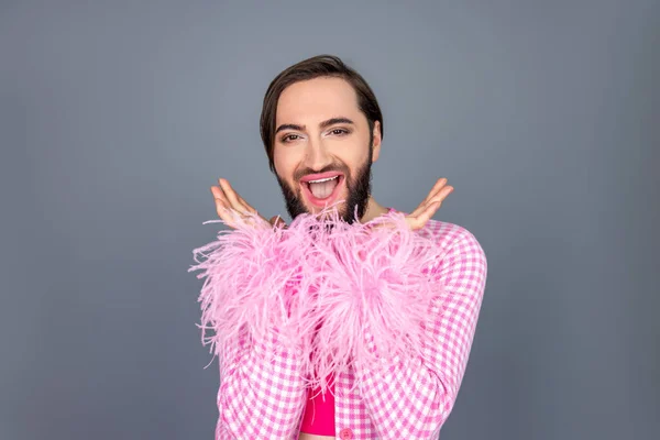 Sorprendido Emocionado Hermosa Persona Transgénero Con Ropa Rosa Levantó Los — Foto de Stock