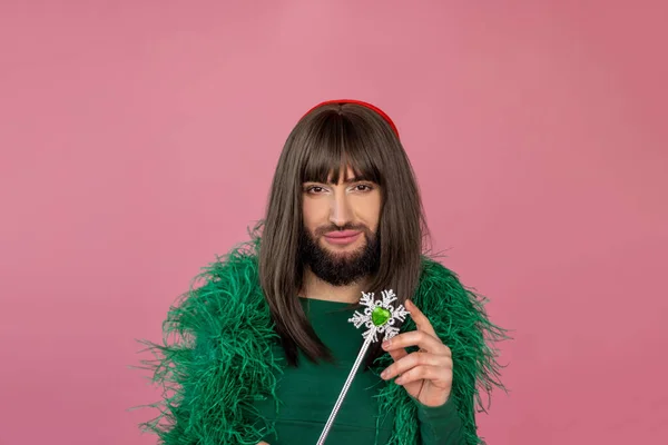 Speelse Transgender Met Make Pruik Dragen Groene Veer Jurk Met — Stockfoto