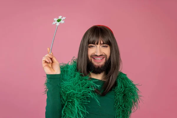 Vrolijke Glimlachende Transgender Met Make Pruik Dragen Groene Veer Partij — Stockfoto