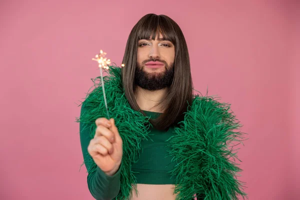 Selbstbewusst Attraktive Transgender Mit Make Und Perücke Tragen Grüne Feder — Stockfoto