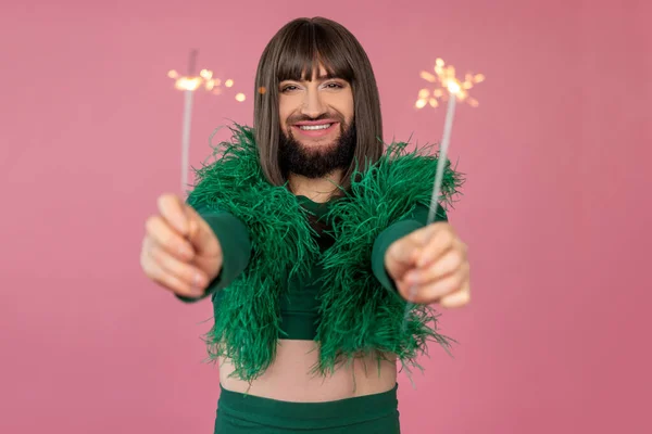 Gelukkig Transgender Met Make Pruik Dragen Groene Veer Partij Jurk — Stockfoto