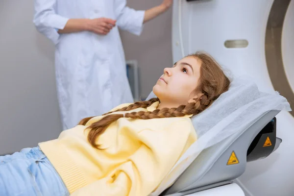 Маленька Дівчинка Лежить Столі Машини Mri Сканування Час Невизначена Жінка — стокове фото