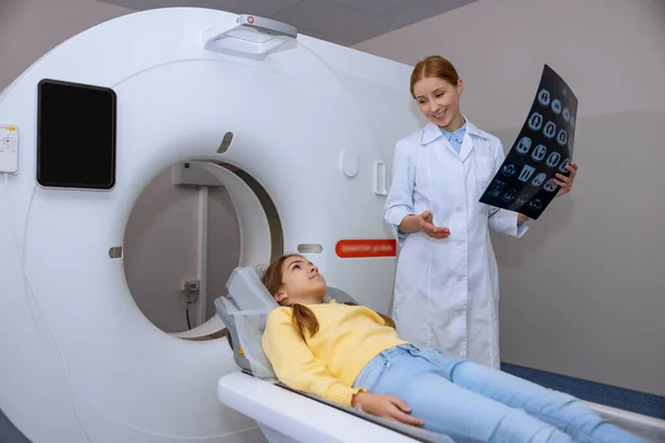 Młody Dorosły Blondynka Lekarz Sprawdzanie Rezonans Magnetyczny Klinice Stojącej Pobliżu — Zdjęcie stockowe