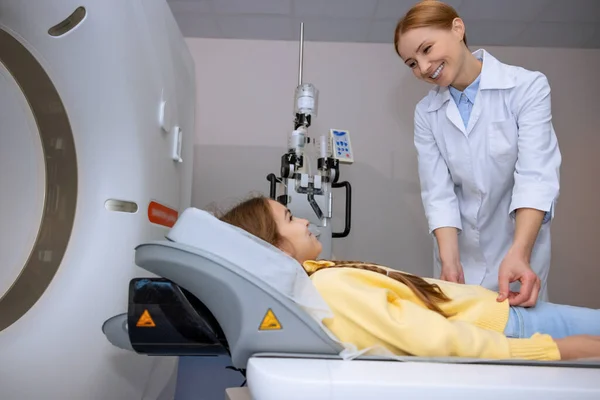 Médico Femenino Realizando Una Resonancia Magnética Del Niño Haciendo Tomografía — Foto de Stock
