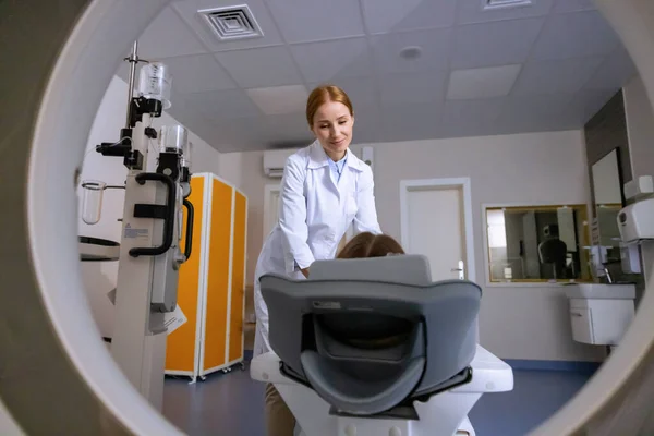 现代诊所的女医生对病人进行Mri扫描 做断层扫描 检查病人健康状况 — 图库照片