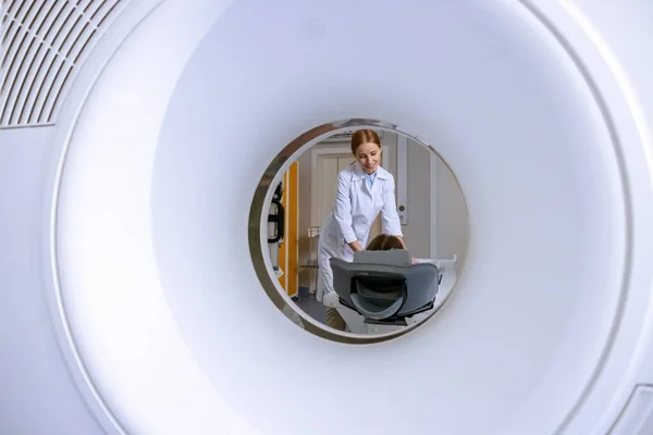 Médecin Féminin Effectuant Une Irm Personne Faisant Tomographie Examinant Santé — Photo