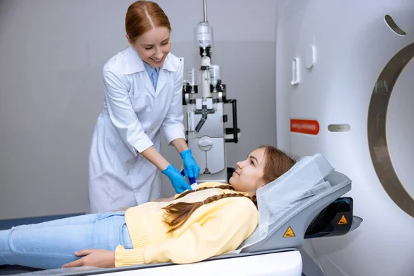 Lekarz Prowadzący Rezonans Magnetyczny Dziecka Robiący Tomografię Dla Dziecka Badający — Zdjęcie stockowe