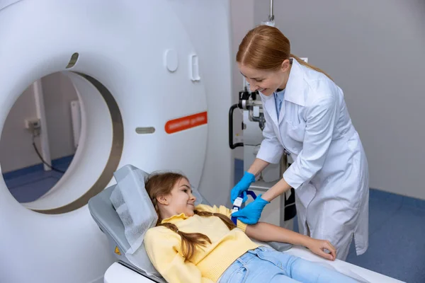 Paziente Bambina Sdraiata Lungo Tavolo Medico Durante Procedura Risonanza Magnetica — Foto Stock