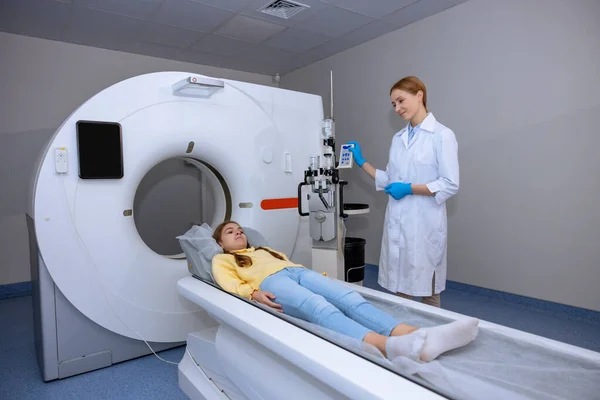 Pacjentka Leżąca Długim Stole Medycznym Podczas Rezonansu Magnetycznego Szpitalu Lekarz — Zdjęcie stockowe