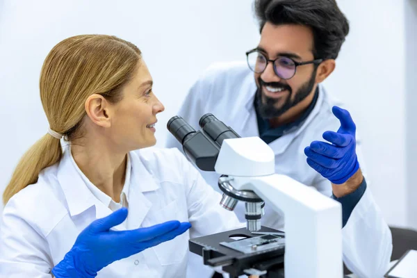 현미경으로 연구하는 과학자 실험실에서 연구하는 의사들 과학적 실험을 남자와 — 스톡 사진