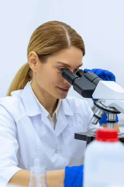 Mikroskop Altında Araştırma Yapan Tıp Kadın Bilim Adamı Test Örneği — Stok fotoğraf