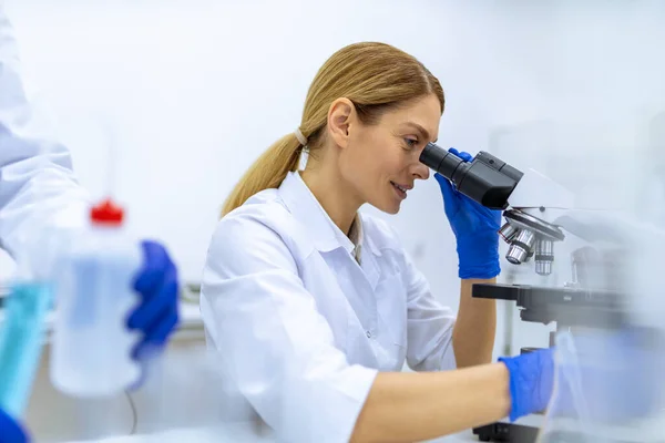 Medische Vrouwelijke Wetenschapper Kijkt Onder Microscoop Doet Analyse Van Testmonster — Stockfoto