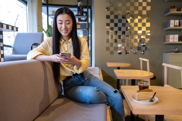 Mosolygó Aranyos Hosszú Hajú Padon Kávézóasztalnál Sms Mobiljára — Stock Fotó