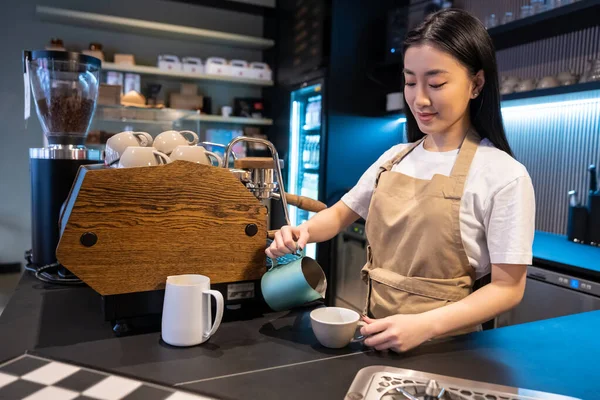 Focado Jovem Trabalhador Café Derramando Uma Bebida Jarro Copo Cerâmica — Fotografia de Stock