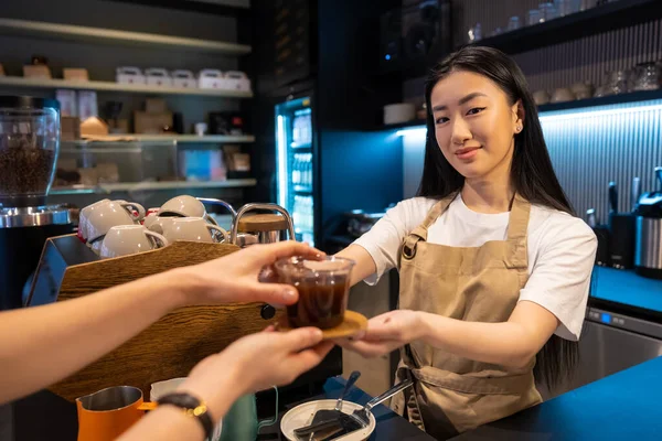 Χαμογελαστή Υπάλληλος Καφετέριας Που Παραδίδει Ένα Ποτήρι Καφέ Στο Ξύλινο — Φωτογραφία Αρχείου