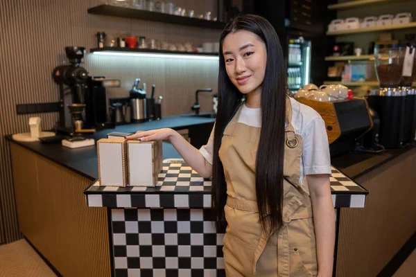 Gülümseyen Mutlu Uzun Saçlı Kahve Dükkanında Servis Tezgahına Yaslanmış Bir — Stok fotoğraf