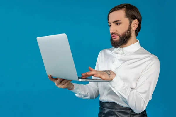 Beyaz Tişörtlü Esmer Zarif Transseksüel Adam Taşınabilir Bilgisayarda Çalışıyor Mavi — Stok fotoğraf