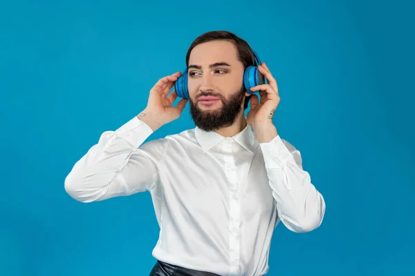 Щасливий Веселий Транссексуальний Чоловік Слухає Музику Навушниках Дивлячись Очі Посміхаючись — стокове фото