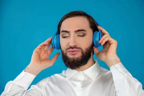 Satisfied Relaxed Transsexual Man White Shirt Listening Music Headphones Enjoying — Stock Photo, Image