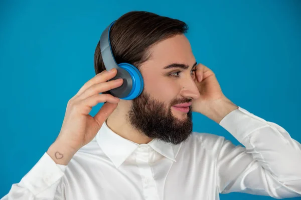 Perfil Retrato Sonriente Hombre Barbudo Transexual Encantado Escuchando Música Auriculares — Foto de Stock