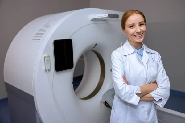 Jovem Adulto Loira Médico Perto Tomografia Computadorizada Scanner Hospital Vestindo — Fotografia de Stock
