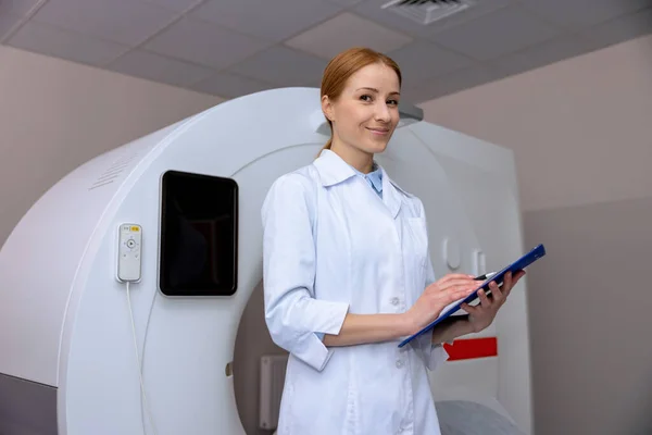 现代医院磁共振成像或计算机断层扫描室的专业女医生 记录诊断 — 图库照片