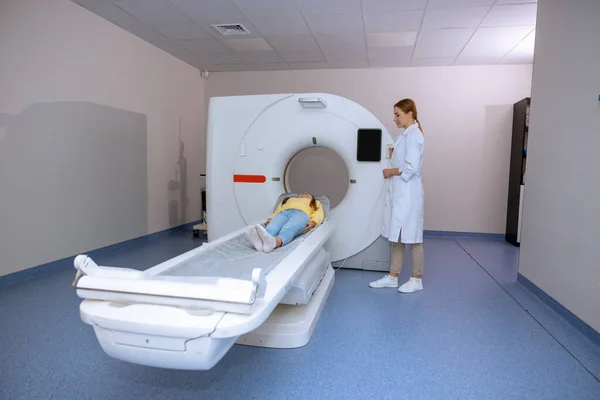 Маленькая Девочка Лежит Столе Мрт Сканирования Машины Время Женщина Рентгенолог — стоковое фото