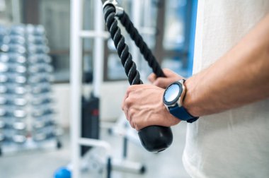 Egzersiz yapıyorum. Adam rehabilitasyon merkezinde spor yapıyor.