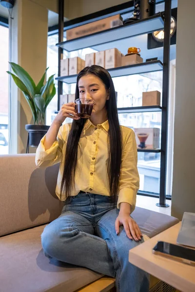 Aziatische Vrouw Gezeten Bank Aan Cafe Tafel Het Drinken Van — Stockfoto