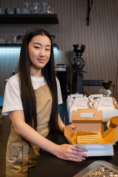 Mujer Asiática Sonriente Empacando Pedazo Postre Caja Pasteles Mostrador Cafetería — Foto de Stock