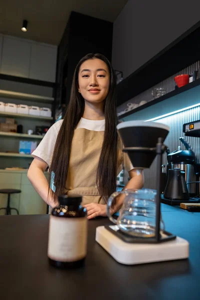 Barın Tezgahında Elinde Kahve Makinesiyle Gülümseyen Mutlu Asyalı Bir Baristanın — Stok fotoğraf