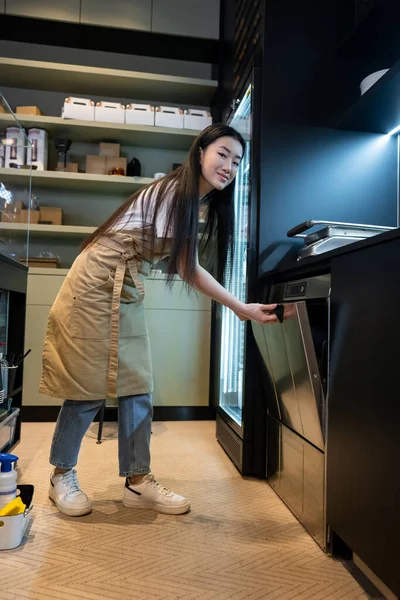 Sonriendo Satisfecho Empleado Cafetería Asiática Cerrando Puerta Automática Máquina Lavavajillas — Foto de Stock