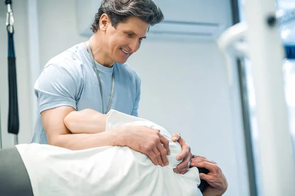 Фізична Терапія Фізіотерапевт Виглядає Зайнятим Під Час Роботи Пацієнтом — стокове фото