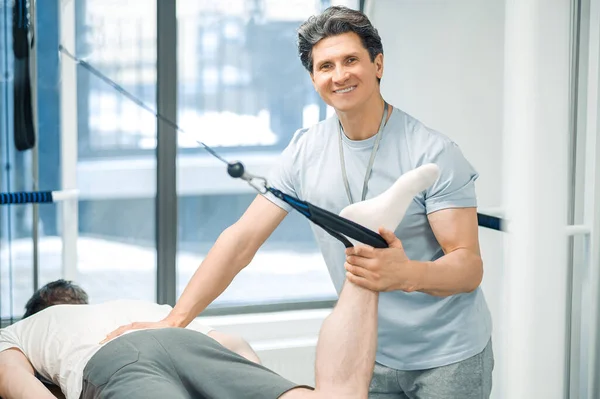 Hiperprzedłużenie Mężczyzna Przerostem Nogi Ośrodku Rehabilitacyjnym — Zdjęcie stockowe
