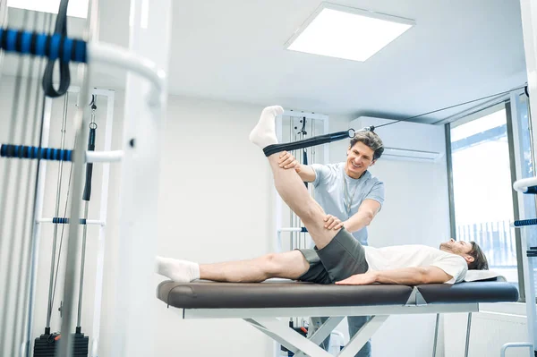 Uzuv Hipergenişlemesi Hastalarla Birlikte Çalışan Fizyoterapist Uzuvlarını Aşırı Uzatıyor — Stok fotoğraf