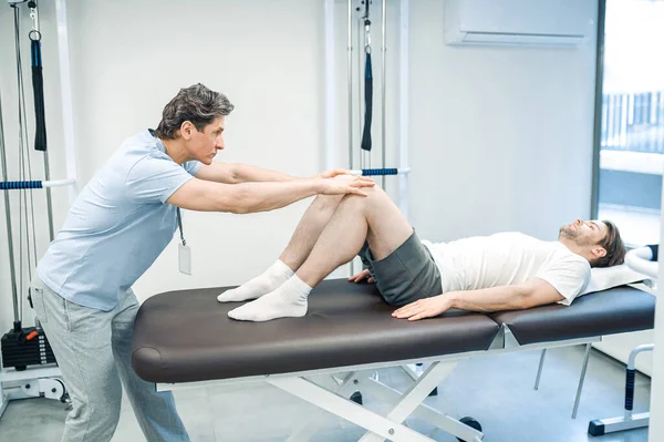 Reabilitação Das Pernas Homem Fisioterapeuta Trabalhando Com Pacientes Pernas — Fotografia de Stock