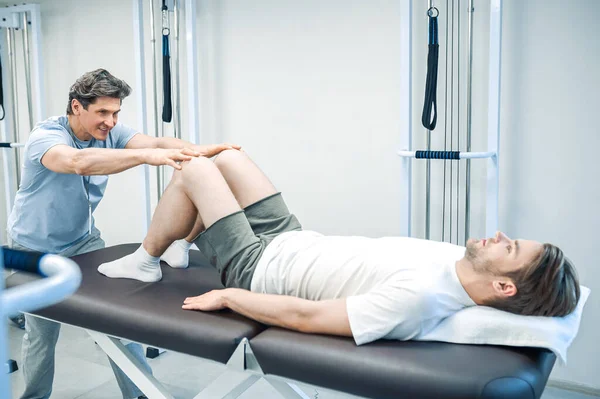 Rehabilitace Nohou Mužský Fyzioterapeut Pracující Pacientovýma Nohama — Stock fotografie