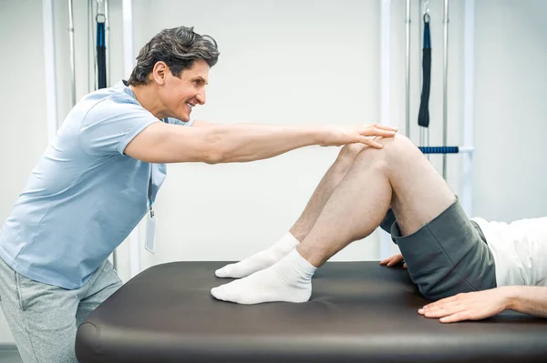 Reabilitação Das Pernas Homem Fisioterapeuta Trabalhando Com Pacientes Pernas — Fotografia de Stock