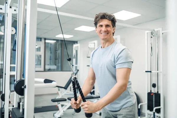 Exercícios Reabilitação Sorrindo Homem Cabelos Escuros Perto Dispositivo Treinamento — Fotografia de Stock
